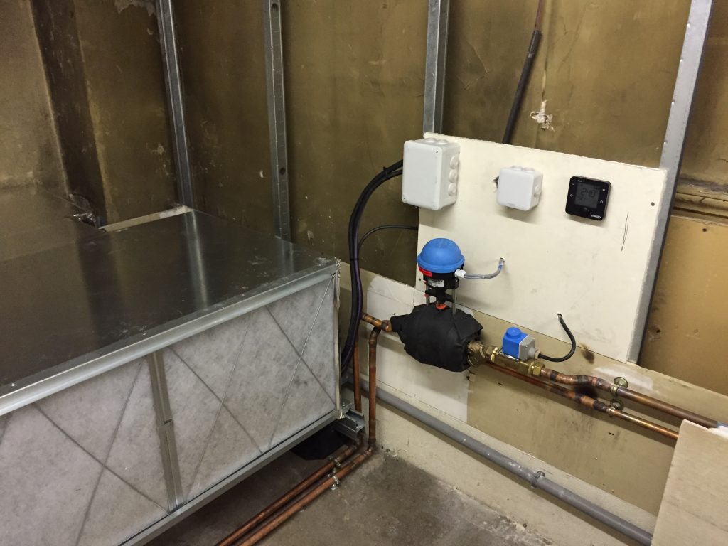 Installation climatisation monobloc gainable à eau pour commerce parapharmacie